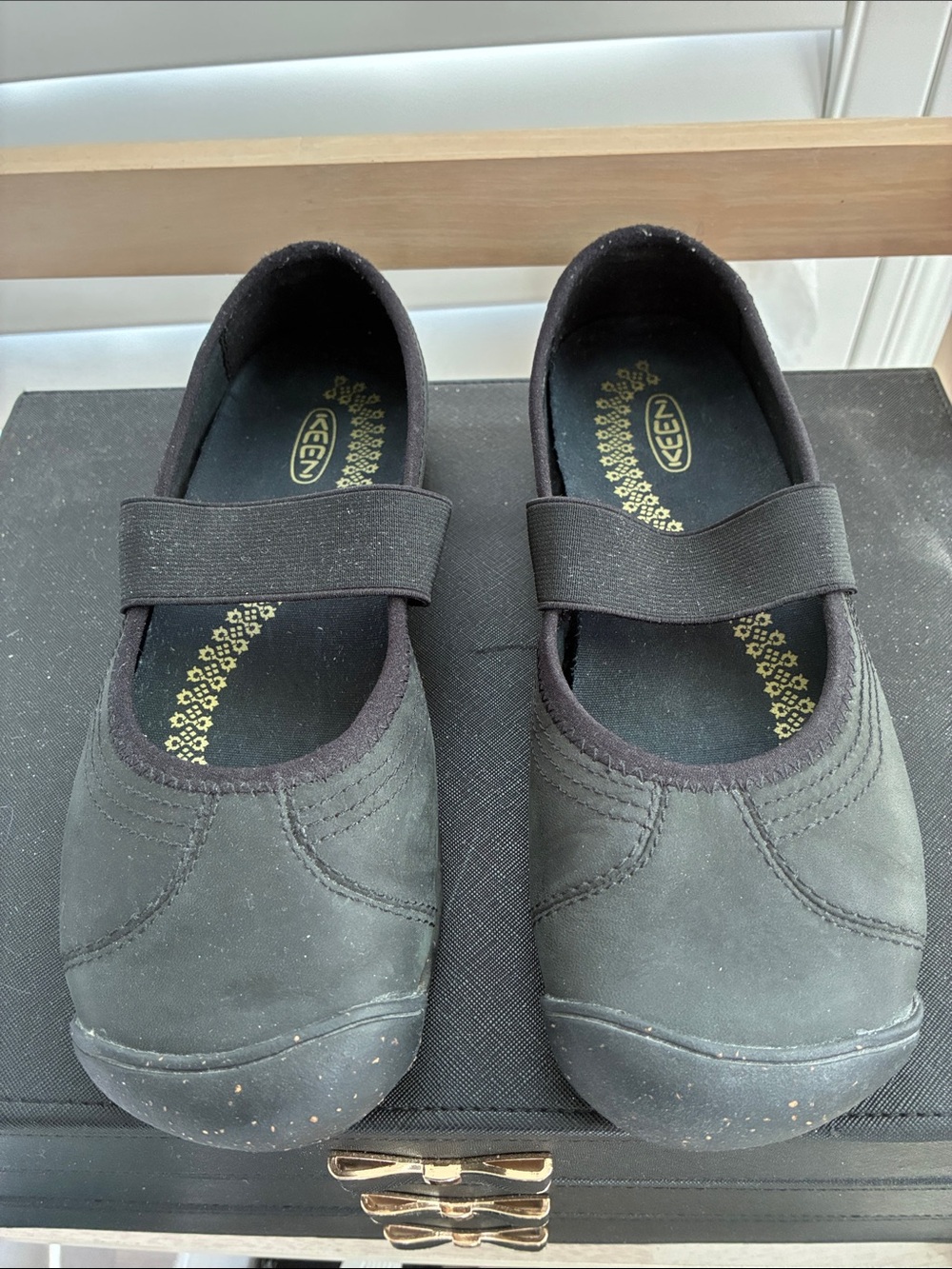 KEEN Womens size 9 Black Mary Jane-Style Elastic Strap Moccasins like new
